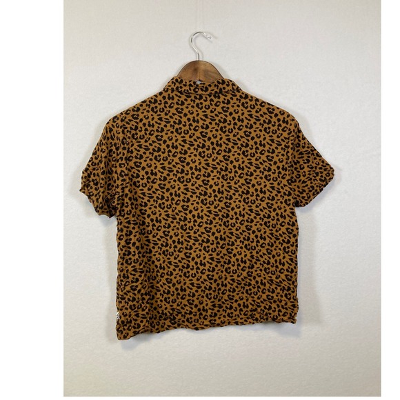 Vans Leopard Print Button Up Shirt Women's Size Medium Short Sleeve Collared Top - Picture 2 of 8